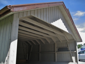 Couvert à voiture avec planches parallèles et couvre-joint, pré-grisé